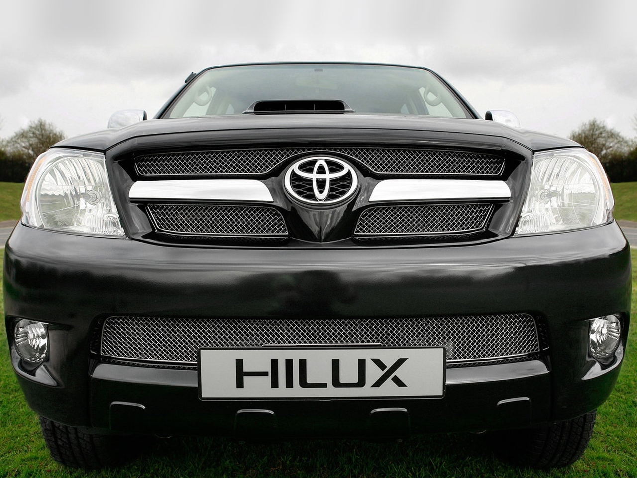 Простой и надёжный внедорожник Toyota Hilux