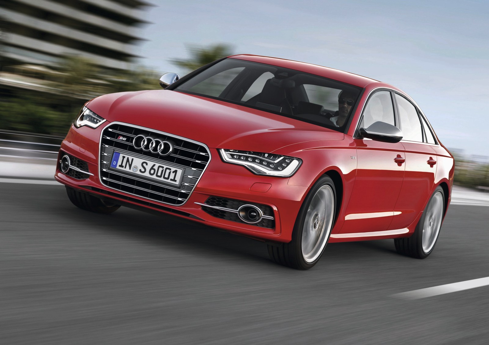 Два автомобиля Audi с буквой "S6"