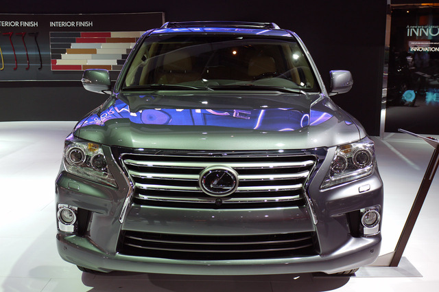 У Lexus LX 570 будет два бензобака